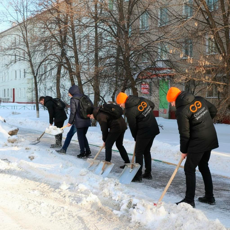 Уборка снега с крыш и территорий в Красном Холме